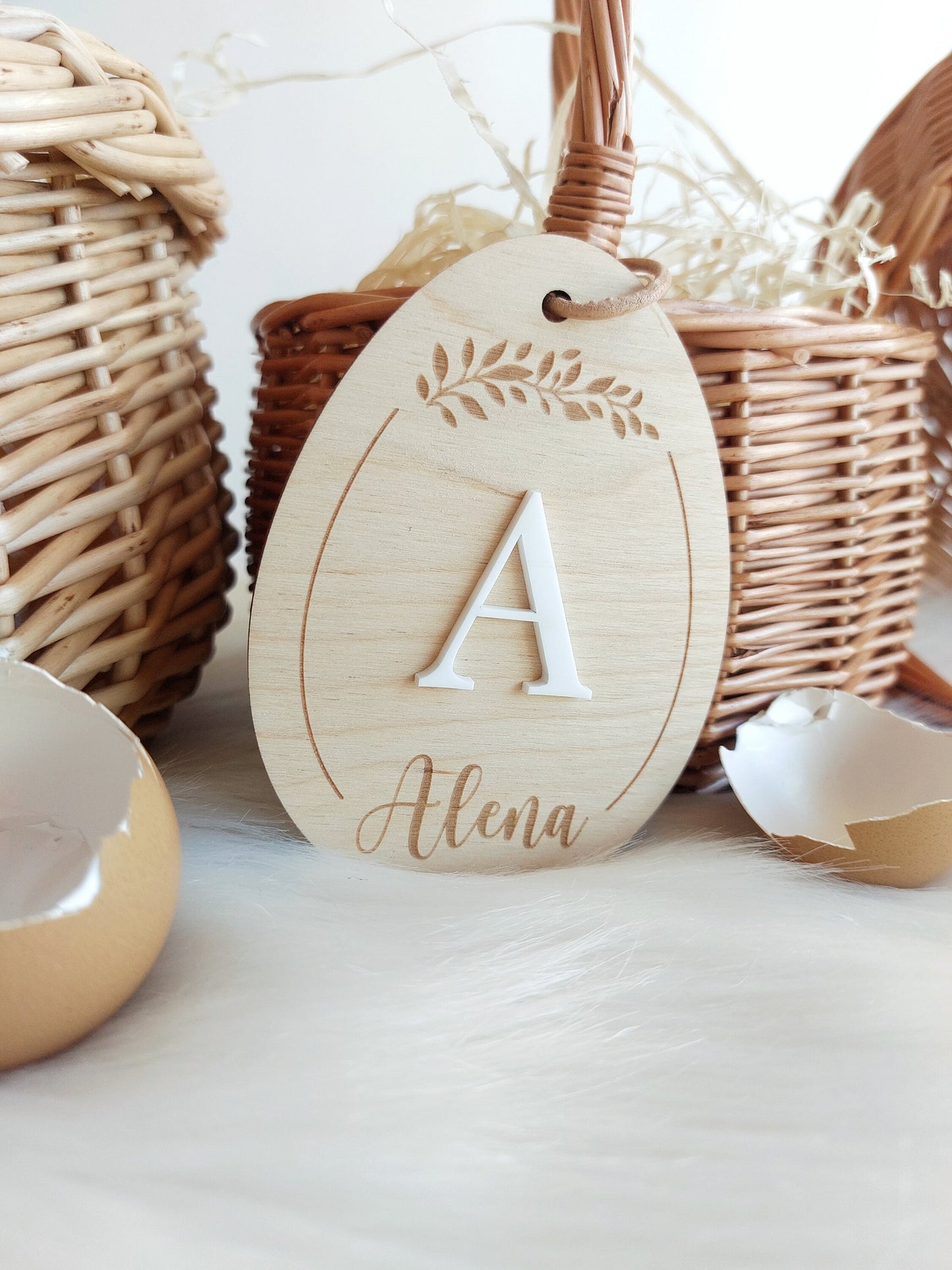 Osterkörbchen mit 3D Holzei Anhänger und Stroh für Kinder, Namensschild Ei mit Initialen, Oster-Korb 15/20cm Durchmesser Ostern Überraschung