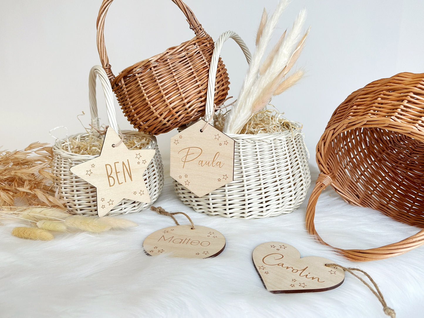Korb mit Wunschnamen Anhänger | Holz-Anhänger als Stern / Herz / Kreis | Osterkorb/Weihnachtskorb mit Stern Gravur | Geschenkanhänger