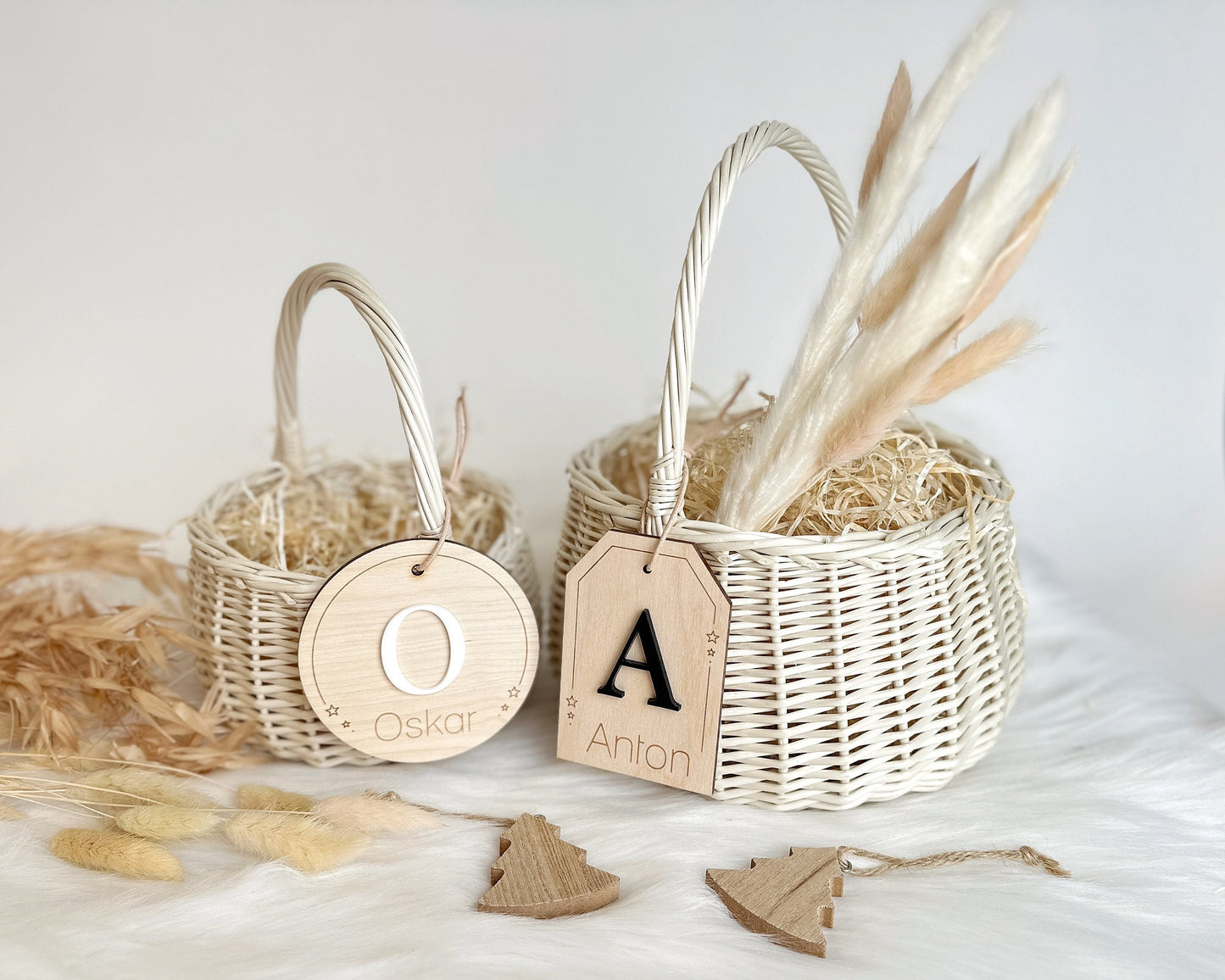 Korb mit Wunschnamen Anhänger mit Initial & Namen Anhänger | Holz-Anhänger in Kreis oder Etiketten Form | Geschenkanhänger / Korb Anhänger