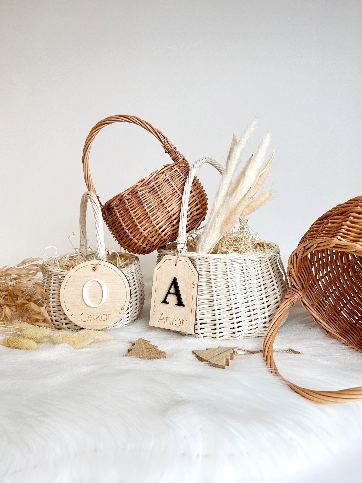 Korb mit Wunschnamen Anhänger mit Initial & Namen Anhänger | Holz-Anhänger in Kreis oder Etiketten Form | Geschenkanhänger / Korb Anhänger