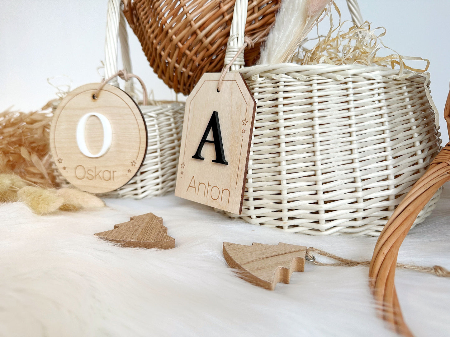 Korb mit Wunschnamen Anhänger mit Initial & Namen Anhänger | Holz-Anhänger in Kreis oder Etiketten Form | Geschenkanhänger / Korb Anhänger