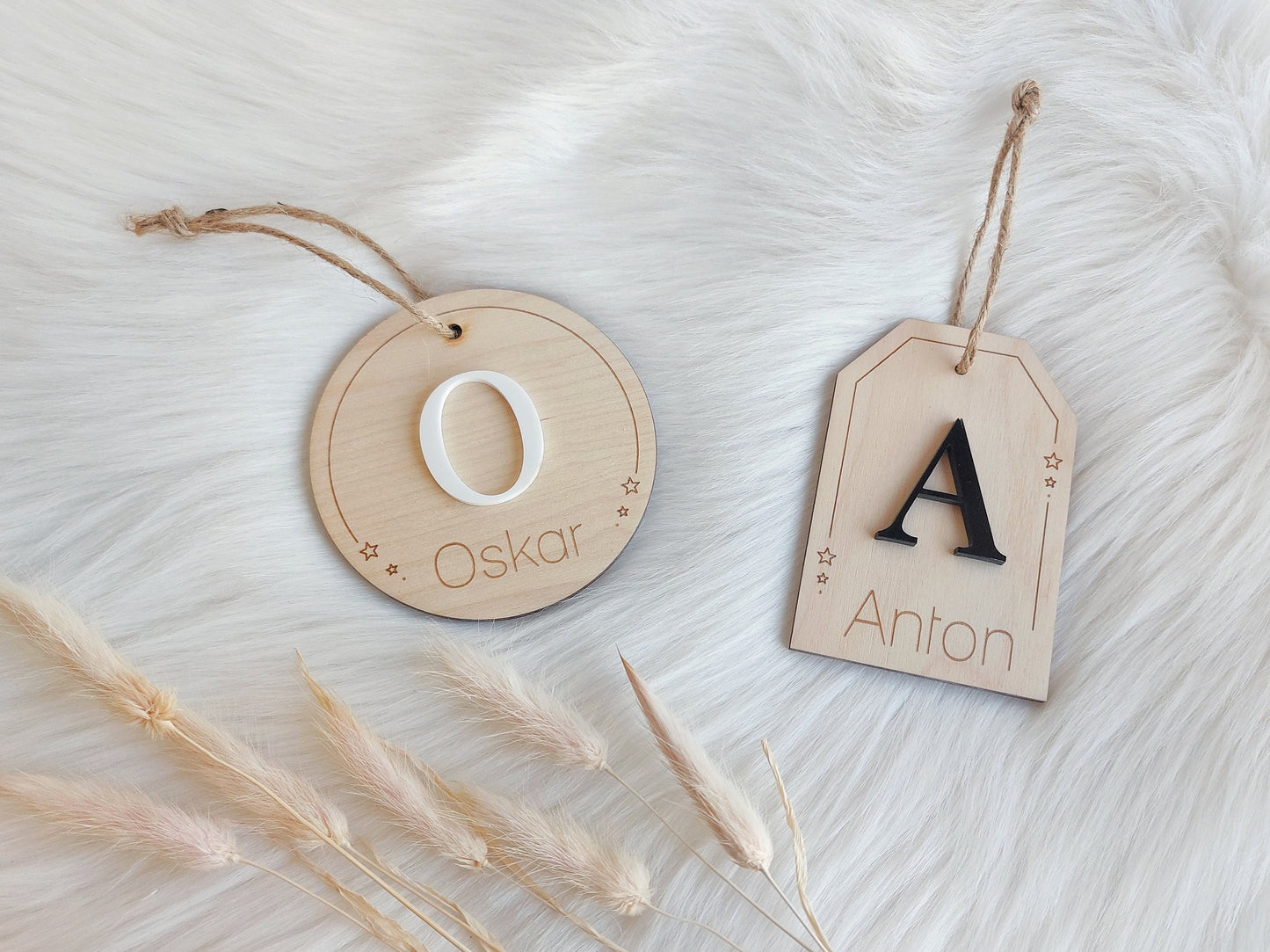 Korb mit Wunschnamen Anhänger mit Initial & Namen Anhänger | Holz-Anhänger in Kreis oder Etiketten Form | Geschenkanhänger / Korb Anhänger