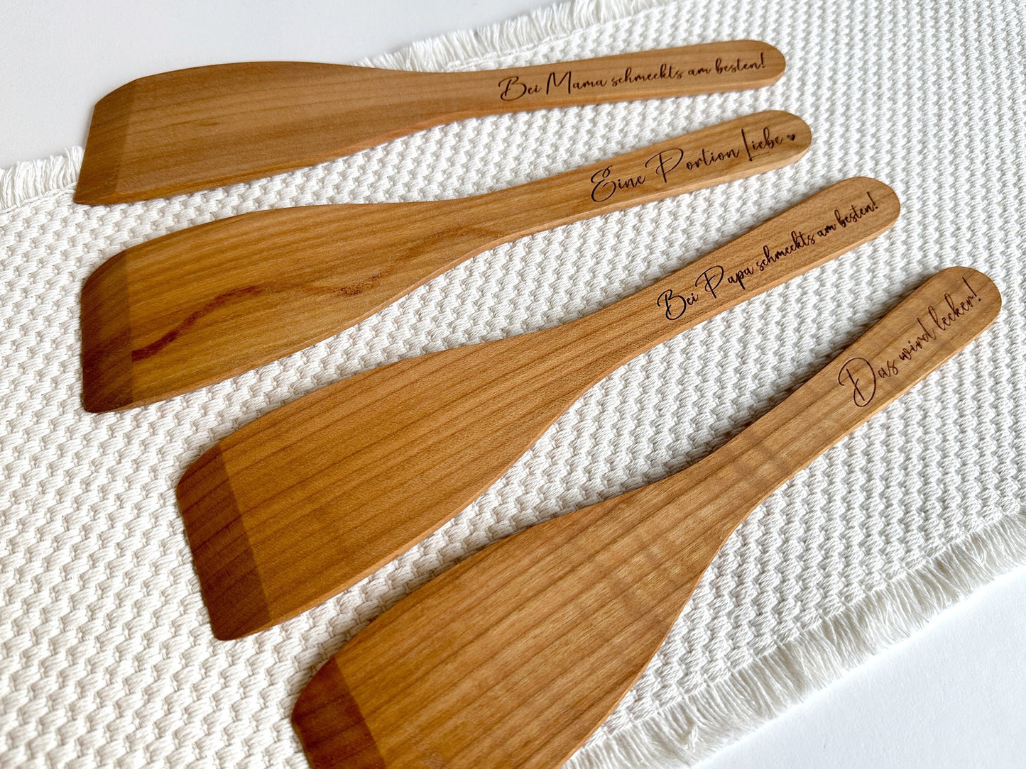 Küchenutensilien 30cm aus Holz mit schönem Spruch Pfannenwender/ Grillzange / Risotto Löffel / Kochlöffel oval | Vatertag Muttertag Oma Opa