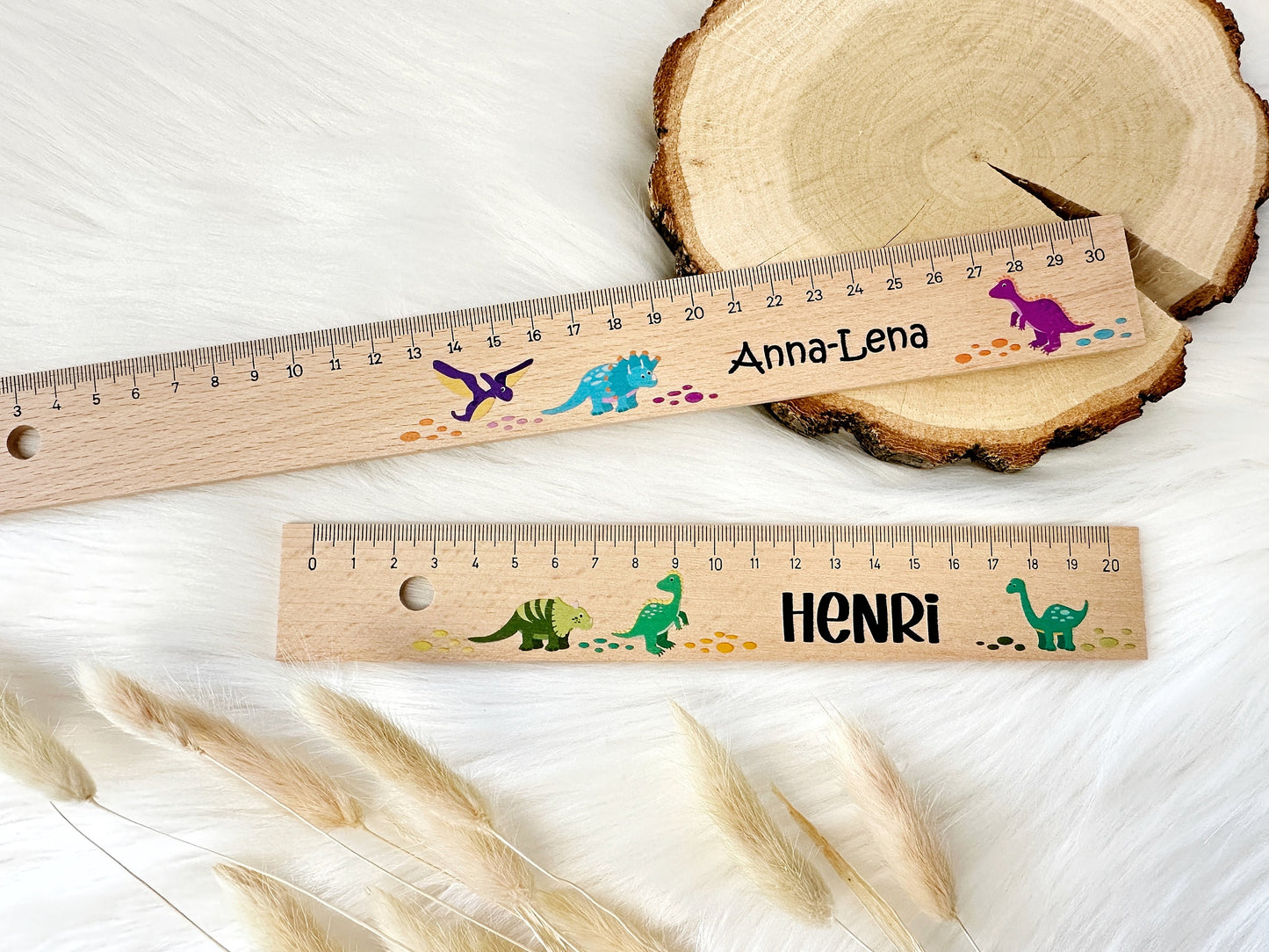 Holz Lineal BUNT Dinosaurier mit Namen | Dinosaurier & Name | Metallverstärkung 20cm/30cm | Schulkind Einschulung bedrucktes Holzlineal Dino - SelfmadeStudio