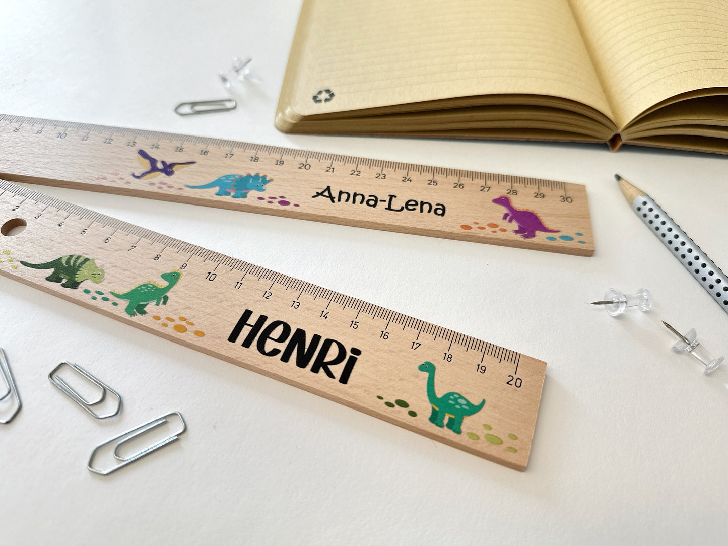 Holz Lineal BUNT Dinosaurier mit Namen | Dinosaurier & Name | Metallverstärkung 20cm/30cm | Schulkind Einschulung bedrucktes Holzlineal Dino - SelfmadeStudio