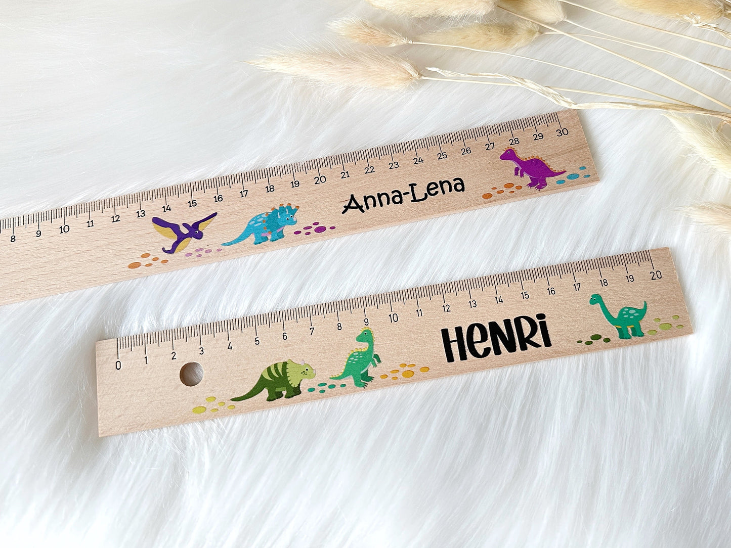 Holz Lineal BUNT Dinosaurier mit Namen | Dinosaurier & Name | Metallverstärkung 20cm/30cm | Schulkind Einschulung bedrucktes Holzlineal Dino - SelfmadeStudio