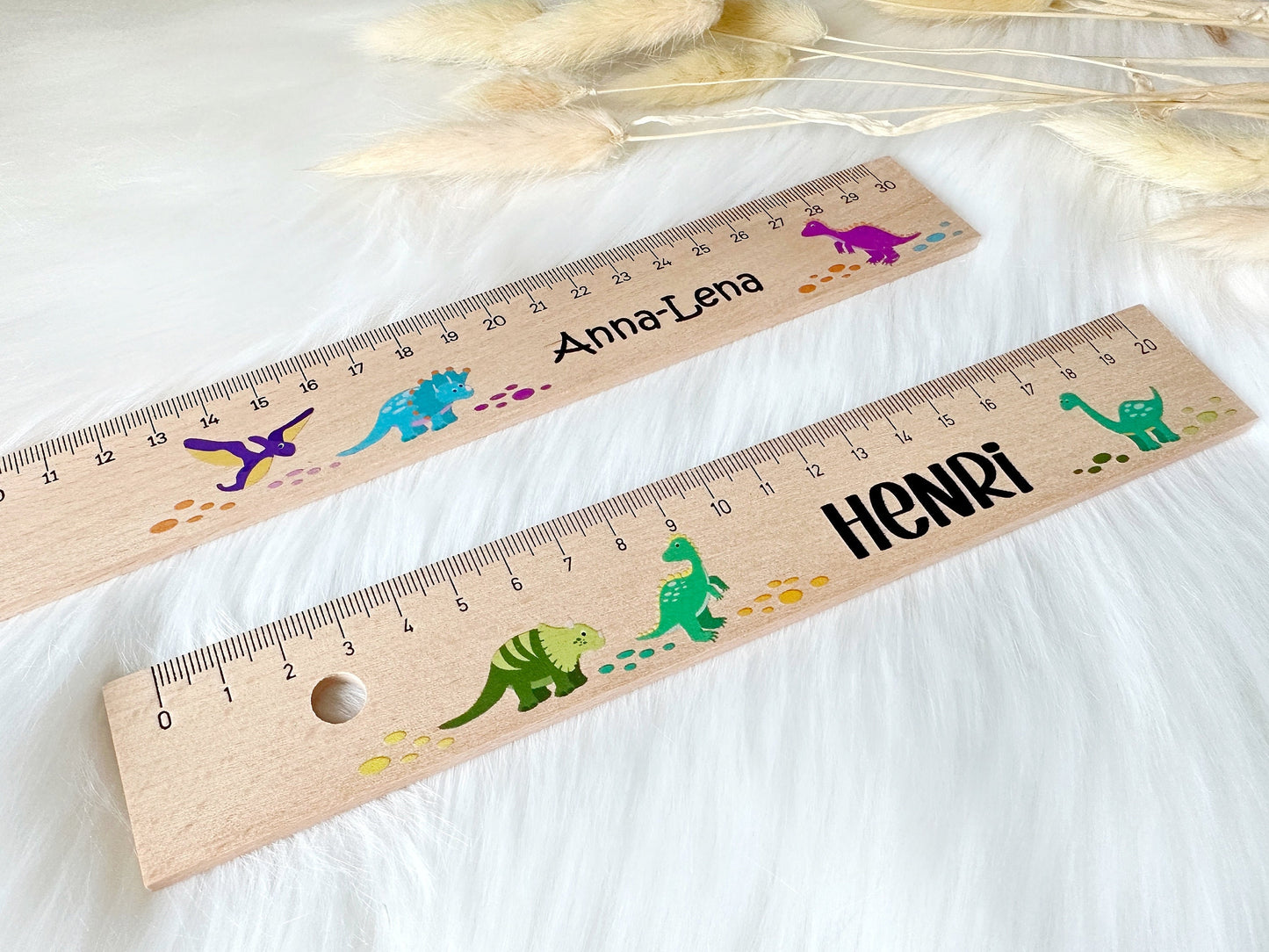 Holz Lineal BUNT Dinosaurier mit Namen | Dinosaurier & Name | Metallverstärkung 20cm/30cm | Schulkind Einschulung bedrucktes Holzlineal Dino - SelfmadeStudio