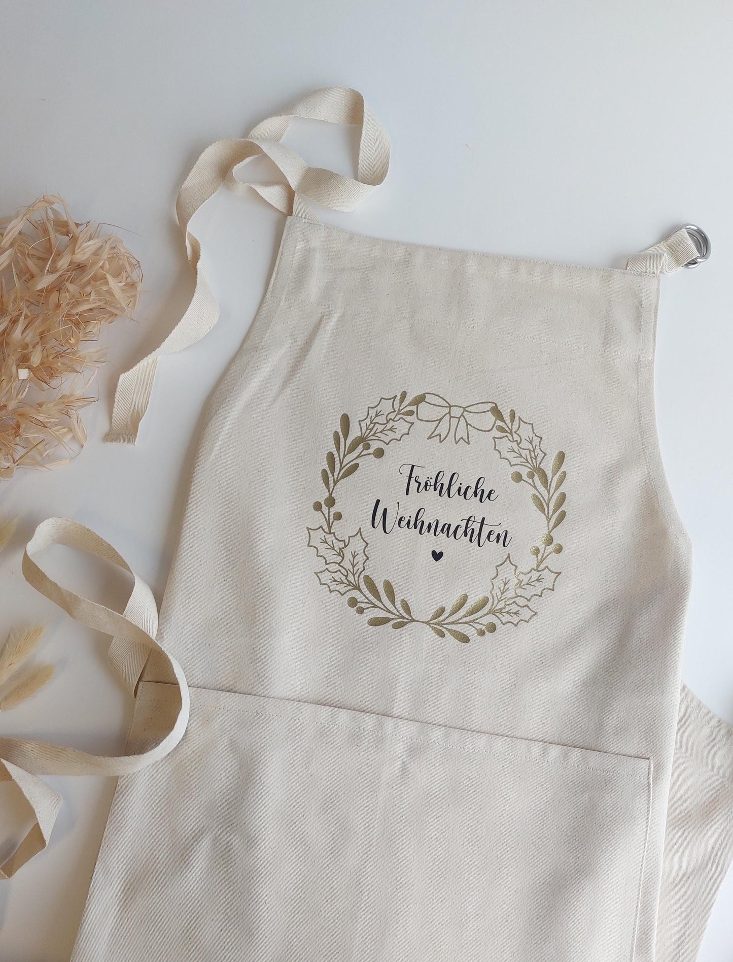 Weihnachtsschürze Mistelzweig-Kranz "Fröhliche Weihnachten" Schürze aus Baumwolle: Natur, schwarz | Schürze mit Name und Blätterkranz floral