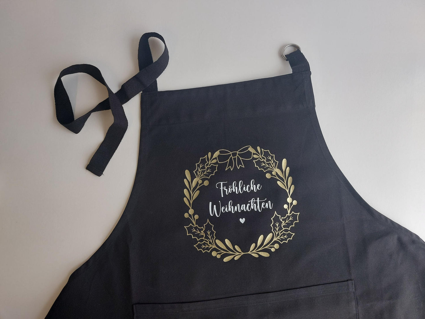 Weihnachtsschürze Mistelzweig-Kranz "Fröhliche Weihnachten" Schürze aus Baumwolle: Natur, schwarz | Schürze mit Name und Blätterkranz floral