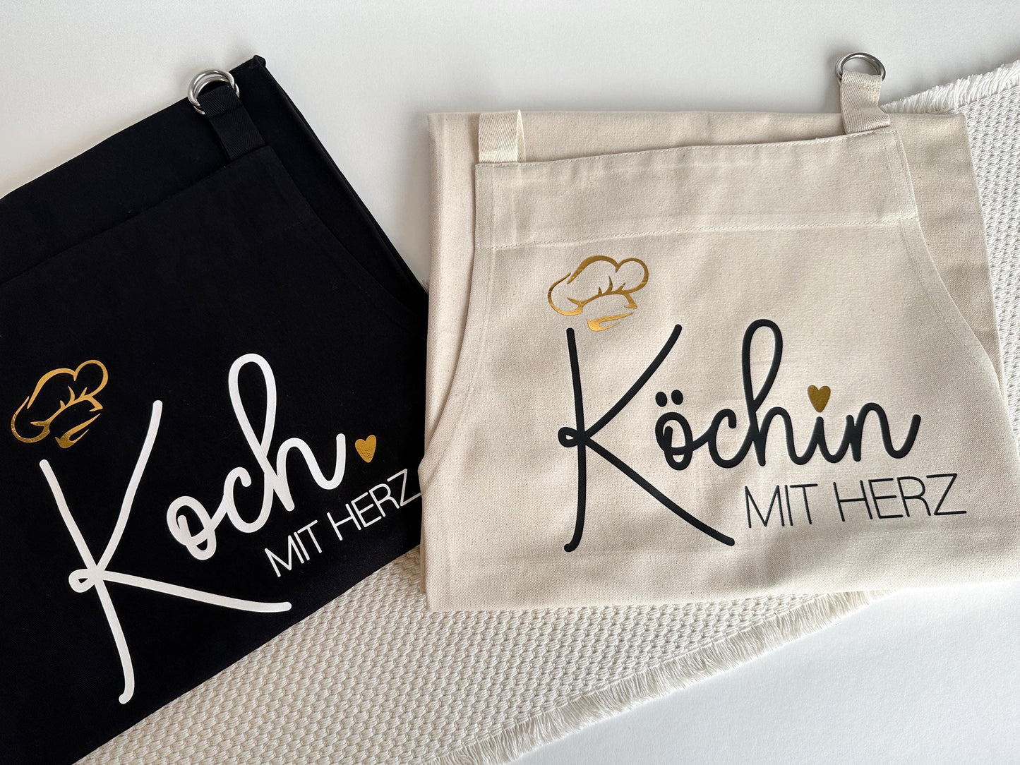 Kochschürze mit Aufdruck: Koch / Köchin mit Herz + Name | personalisierte Schürze aus Baumwolle Natur, schwarz, grau | Kochmütze &Herz gold - SelfmadeStudio