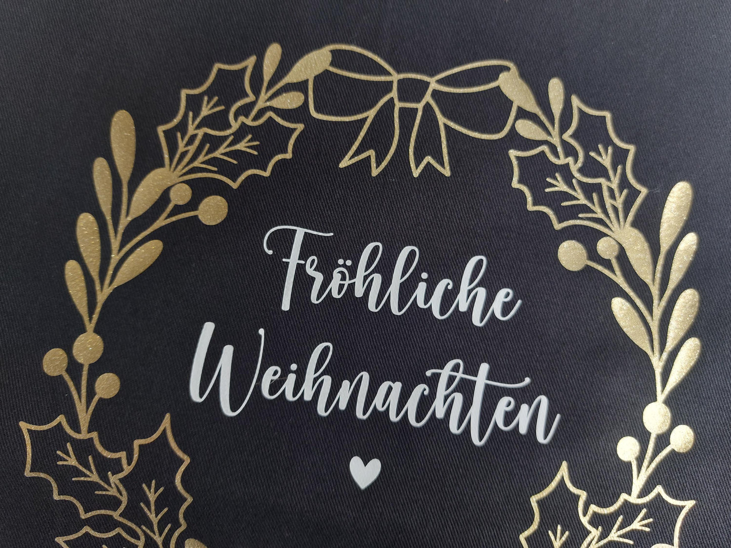 Weihnachtsschürze Mistelzweig-Kranz "Fröhliche Weihnachten" Schürze aus Baumwolle: Natur, schwarz | Schürze mit Name und Blätterkranz floral
