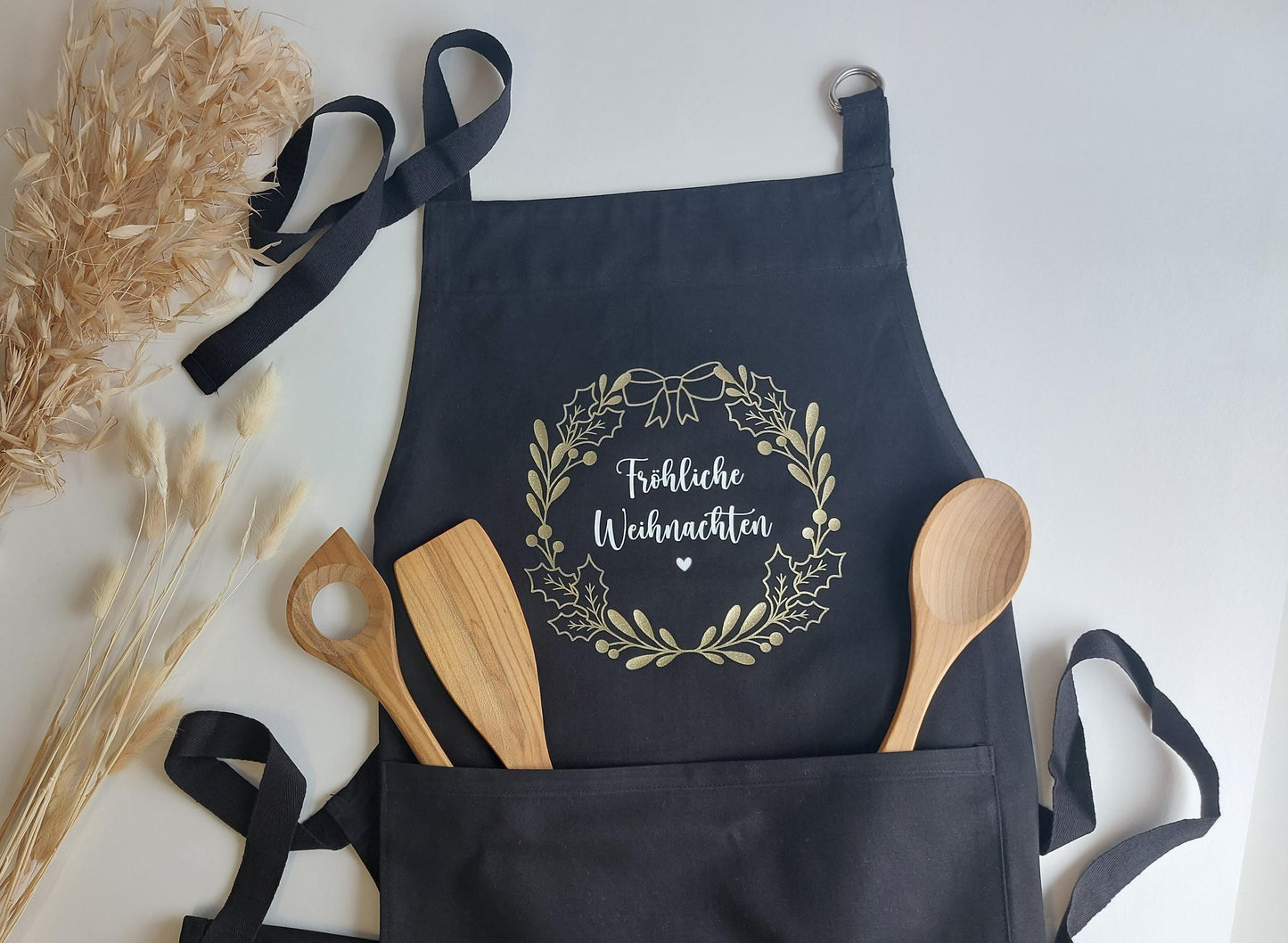 Weihnachtsschürze Mistelzweig-Kranz "Fröhliche Weihnachten" Schürze aus Baumwolle: Natur, schwarz | Schürze mit Name und Blätterkranz floral