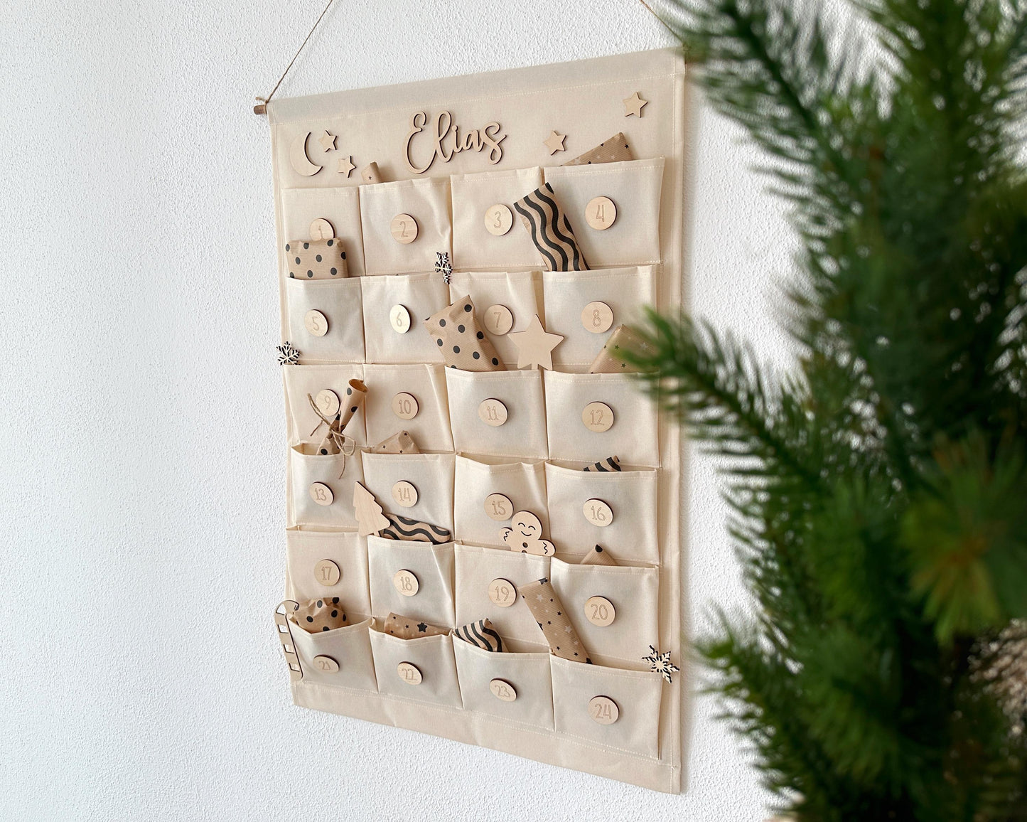 Stoffadventskalender für Kinder, mit Holzzahlen und Namensschild aus Holz