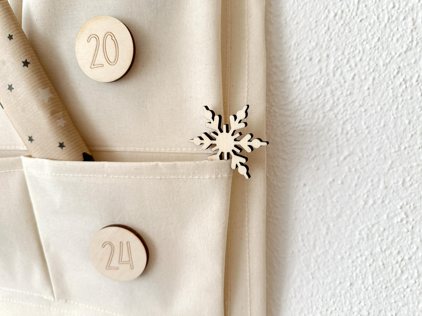 Adventskalender aus Baumwolle mit 24 Stofftäschchen zum befüllen, Schneeflocke aus Holz Deko