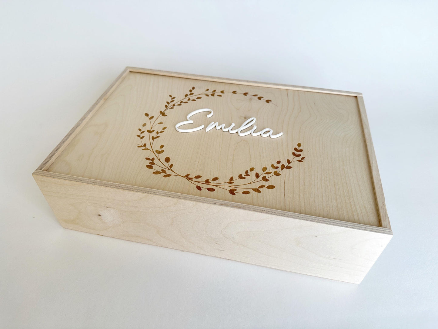 Personalisierte Erinnerungskiste aus Holz mit Gravur und 3D Name aus Acrylglas. Mit Schiebedeckel oder auch als Truhe aus Holzerhältlich. Ideal zum Erinnerungen aufbewahren oder als Aufbewahrungsidee im Kinderzimmer