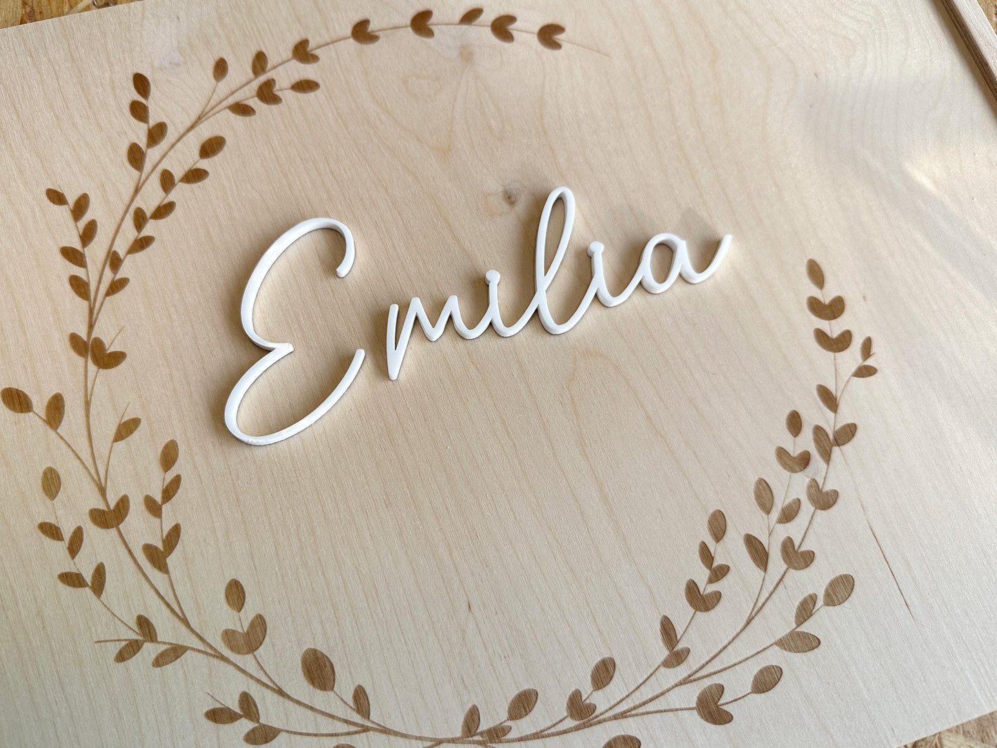 Nahaufnahme der Gravur und dem 3D Namen aus Acrylglas. Ideales Geschenk zur Taufe oder zum Geburtstag. Aber auch ein besonderes Geschenk für Eltern als Aufbewahrungsidee für das Kinderzimmer