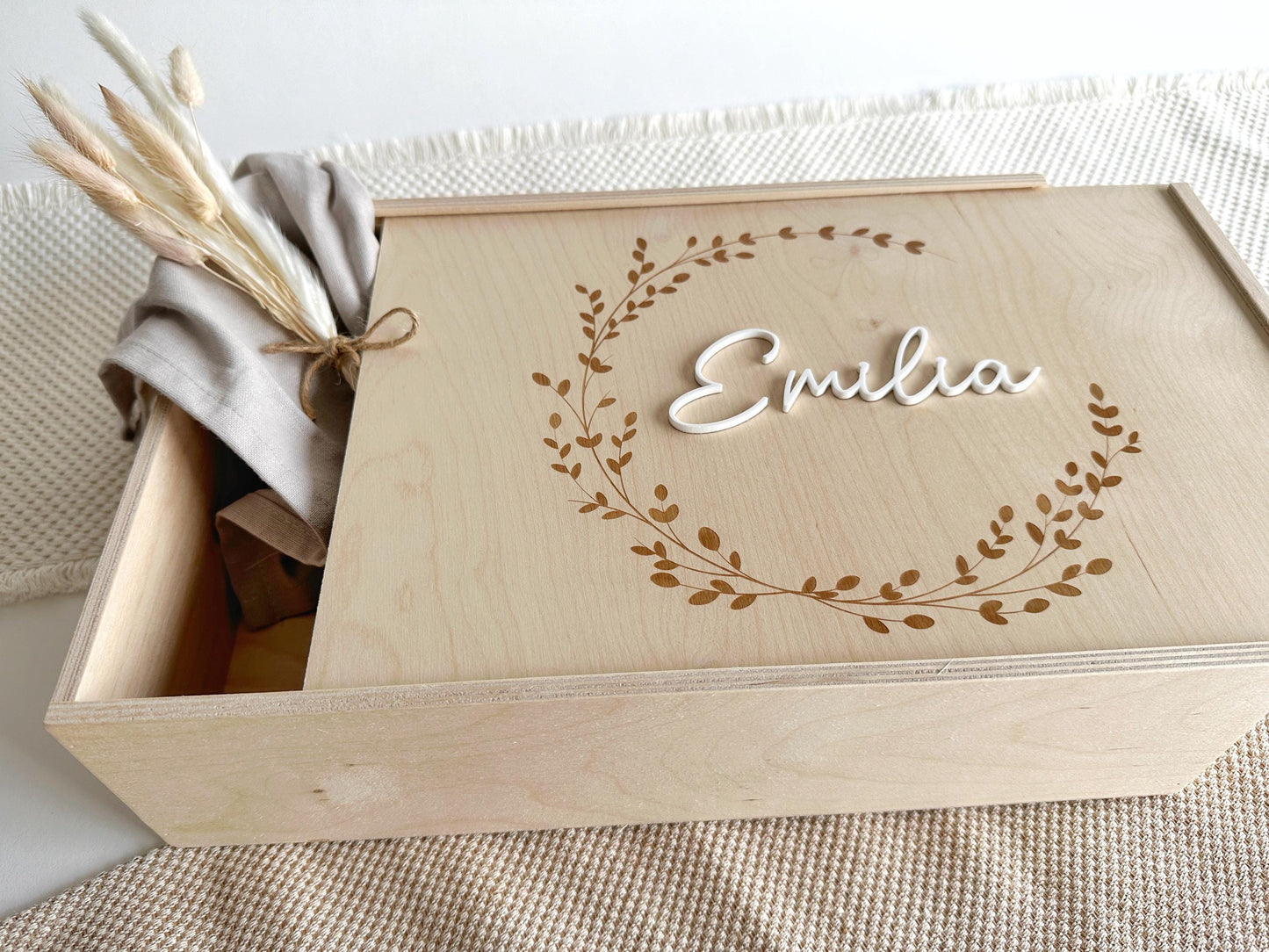 Die Erinnerungsbox für Babys istbesonders gut geeigent um Erinnerungen und Meilensteine aufzubewahren: z.B. Schnuller, die ersten Schuhe, der erste Baby Body