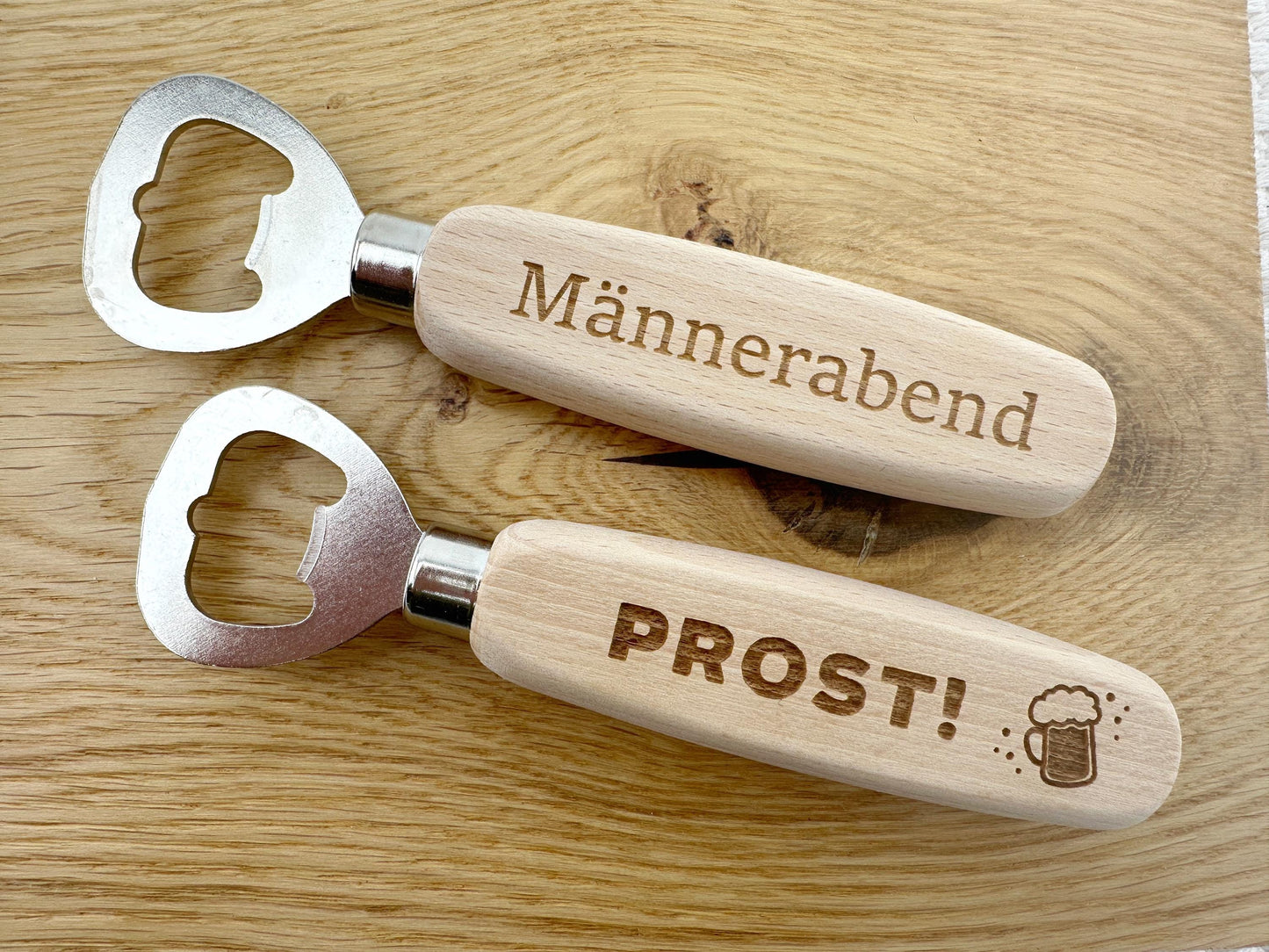 Männergeschenk, Flaschenöffner mit Gravur: "Männerabend" in Druckschrift, "Prost" großgeschrieben mit Bierkrug Symbol
