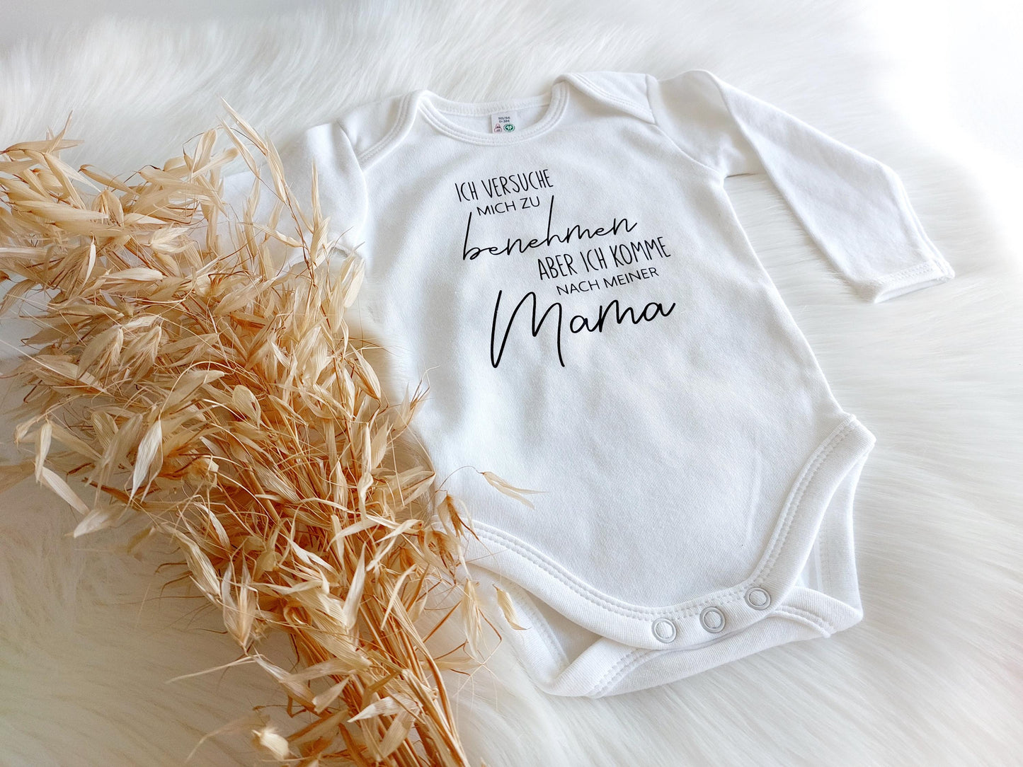Ich versuche mich zu benehmen aber ich komme nach meiner Mama. schwarzer Aufrduck auf weißem Baby Body. Schöne New Born Kleidung aus Bio Baumwolle. AlternativSpruch: Hilfe! Holt Oma! Ihr verrückten wisst doch gar nicht was ihr da tut!