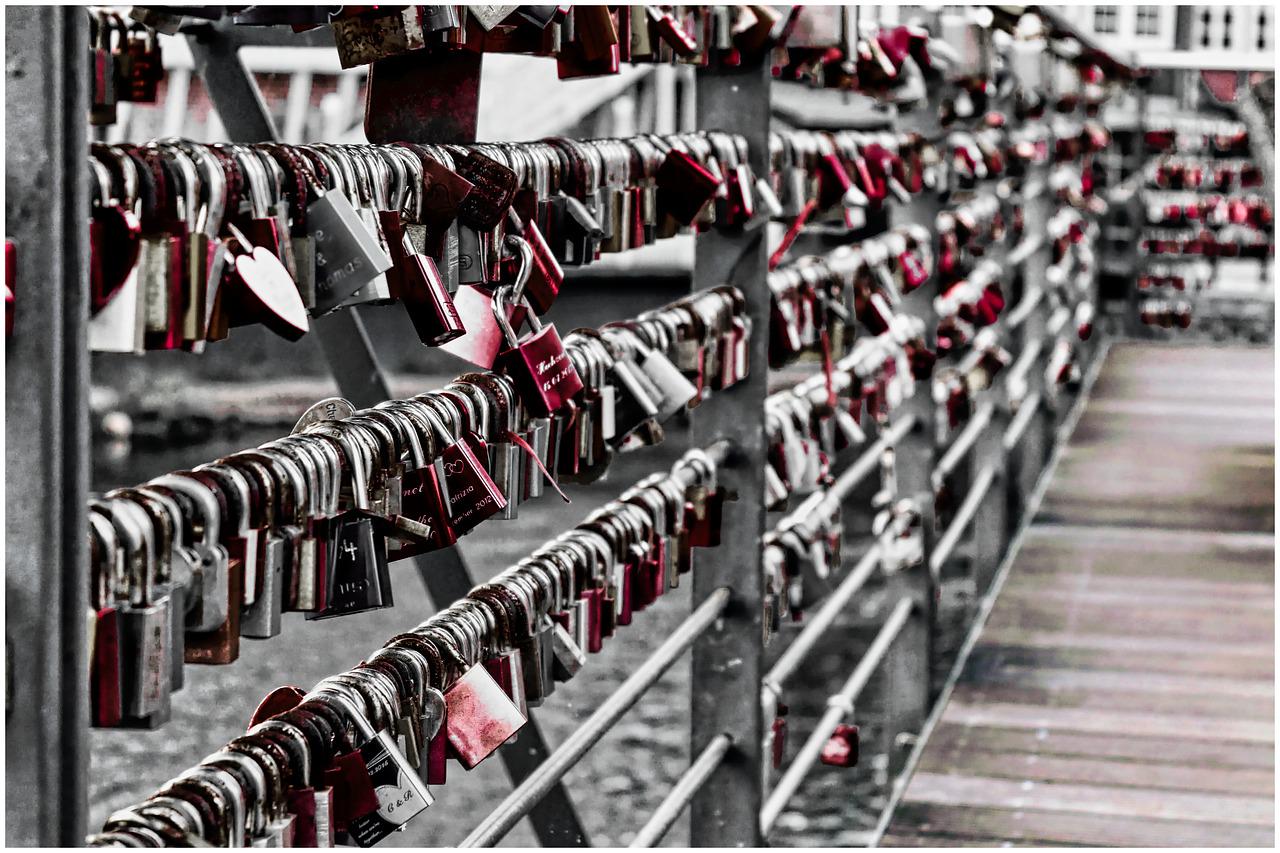 Liebesschloss mit Gravur | Partnerschloss | personalisiertes Geschenk für Valentinstag Hochzeit Ausflug Brücke Köln romantisch & einzigartig