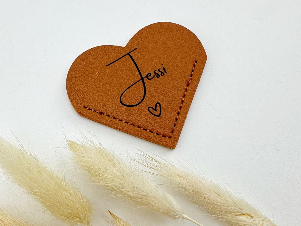 Lesezeichen, Geschenk für Buchliebhaber, braunes Lederherz personalisiert mit Schreibschrift, schöne Idee zum Muttertag, Geschenke für Frauen die gerne Bücherlesen