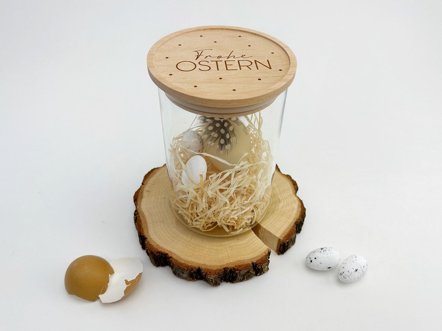 Ostergeschenk, Osterüberraschung, Osterglas, Osternest "to go", DIY Geschenkidee zu Ostern, Vorratsglas zum befüllen mit Ostersüßigkeiten, Ostereiern, oder selbstgemachten Leckereien, Osterglas, dekoriert mit Eierschalen und einer Baumscheibe