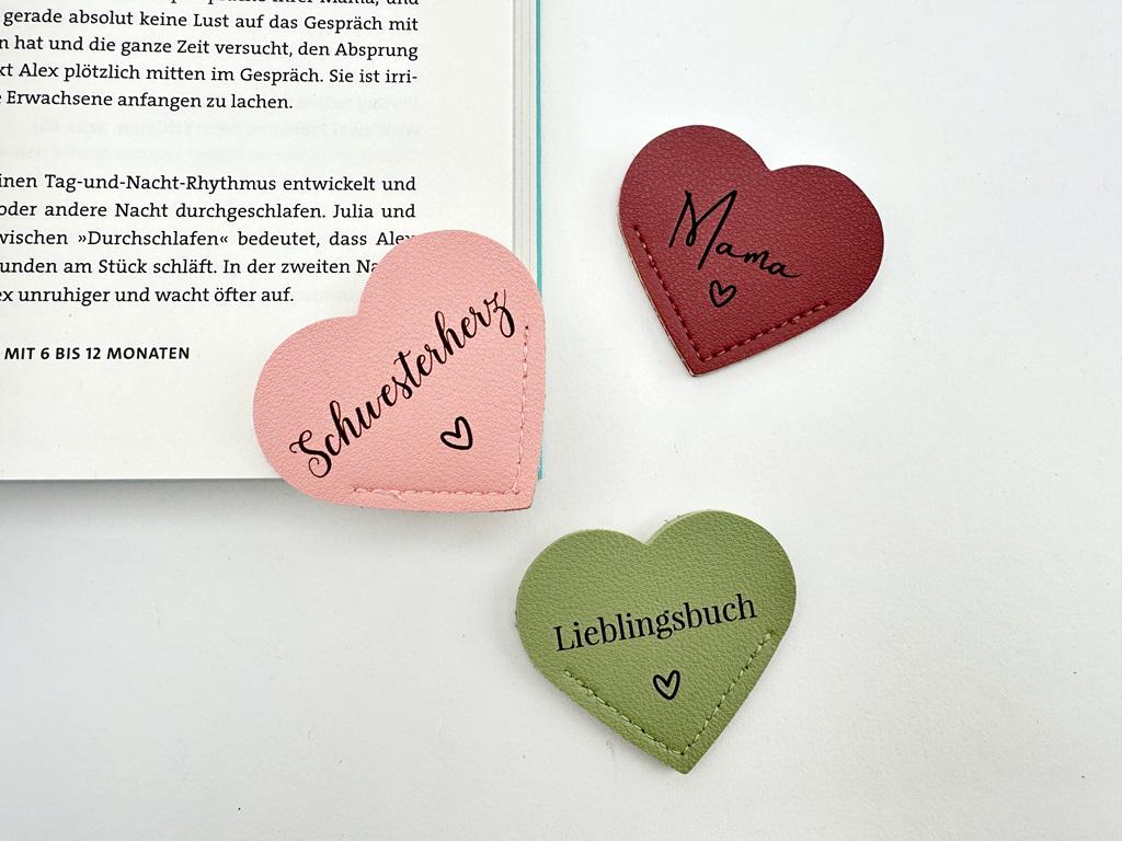 Buchseite kennzeichnen, Lesezeichen in Herzform, Herz zum Aufstecken, personalisiertes Lesezeichenherz: graviert "Schwesterherz", "Mama", "Lieblingsbuch" Gravur mit deinem Wunschtext / Wunschname