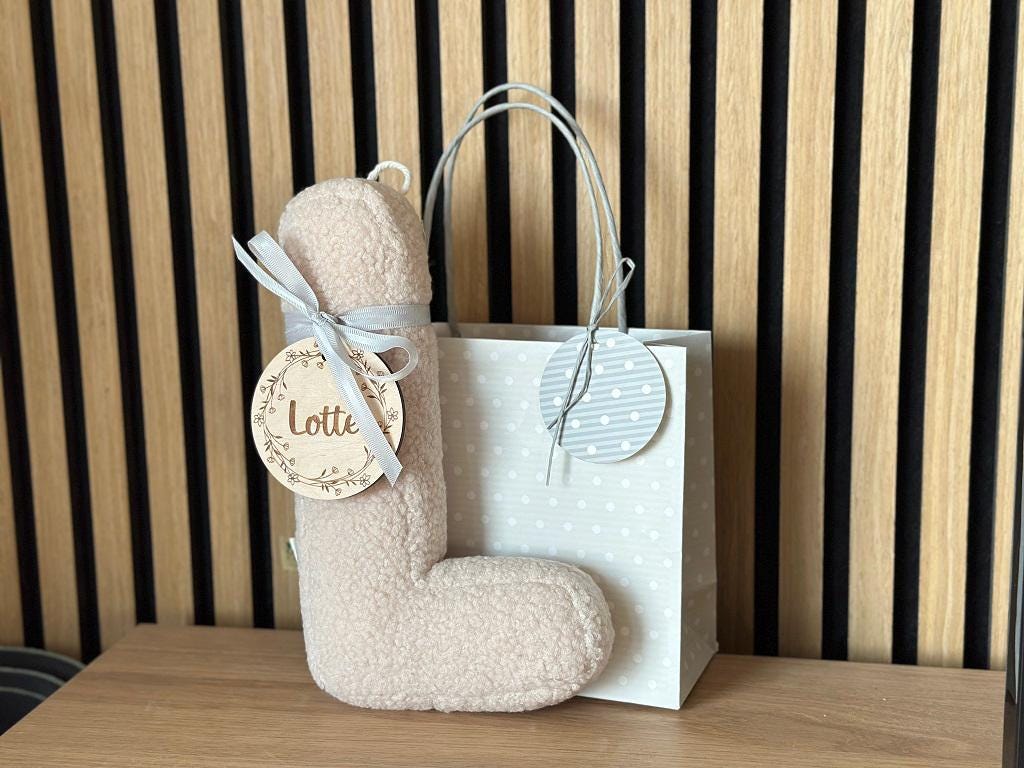Personalisierter Holzanhänger mit Schleifenband am Buchstabenkissen L mit Name Lotte