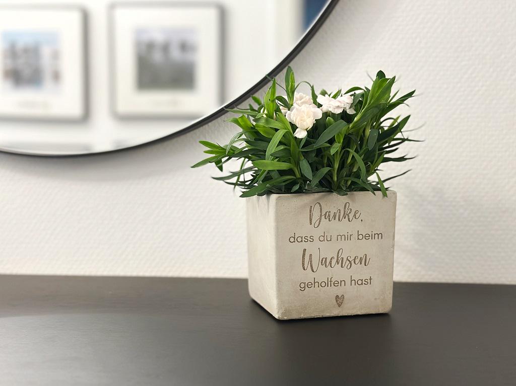 Blumentopf 11x11 cm rund – schlichtes Design aus unglasierter Keramik - Standardspruch als Abschied Geschenk für Hebammen oder Kindergarten