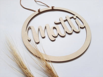 Holzring mit Name und Lederband - 20cm groß personalisiertes Geschenk - Name ausgestanzt - Tür Schild Namensschild Kinderzimmer Babyzimmer