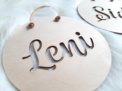 Holzschild mit Namen geschwungen - Namensschild aus Holz - Name ausgestanzt - Rund Größe 15 or 20 cm personalisiertes Schild mit Wunschname