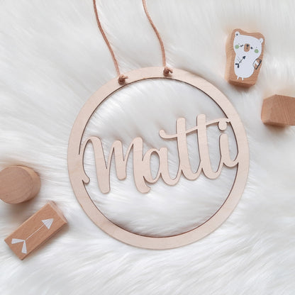 Holzring mit Name und Lederband - 20cm groß personalisiertes Geschenk - Name ausgestanzt - Tür Schild Namensschild Kinderzimmer Babyzimmer