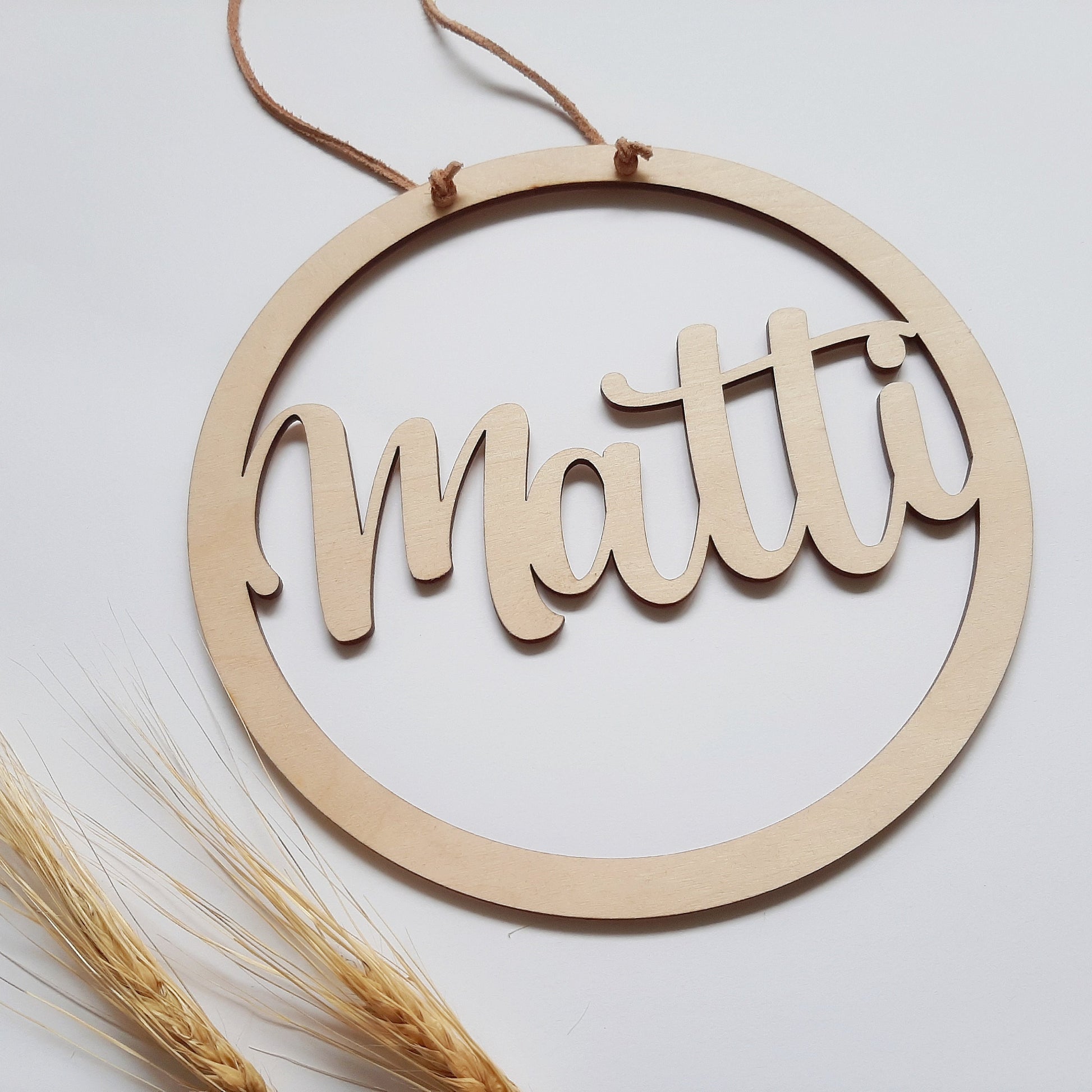 Holzring mit Name und Lederband - 20cm groß personalisiertes Geschenk - Name ausgestanzt - Tür Schild Namensschild Kinderzimmer Babyzimmer