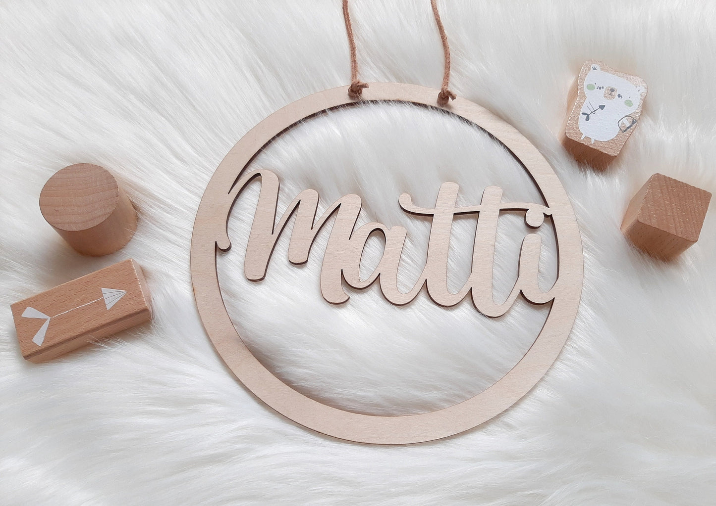 Holzring mit Name und Lederband - 20cm groß personalisiertes Geschenk - Name ausgestanzt - Tür Schild Namensschild Kinderzimmer Babyzimmer