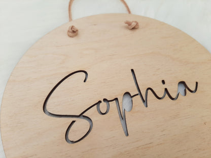 Namensschild aus Holz - Name ausgestanzt - Holzschild mit Namen Rund Größe 15 or 20 cm - personalisiertes Schild mit Wunschname Holzgravur