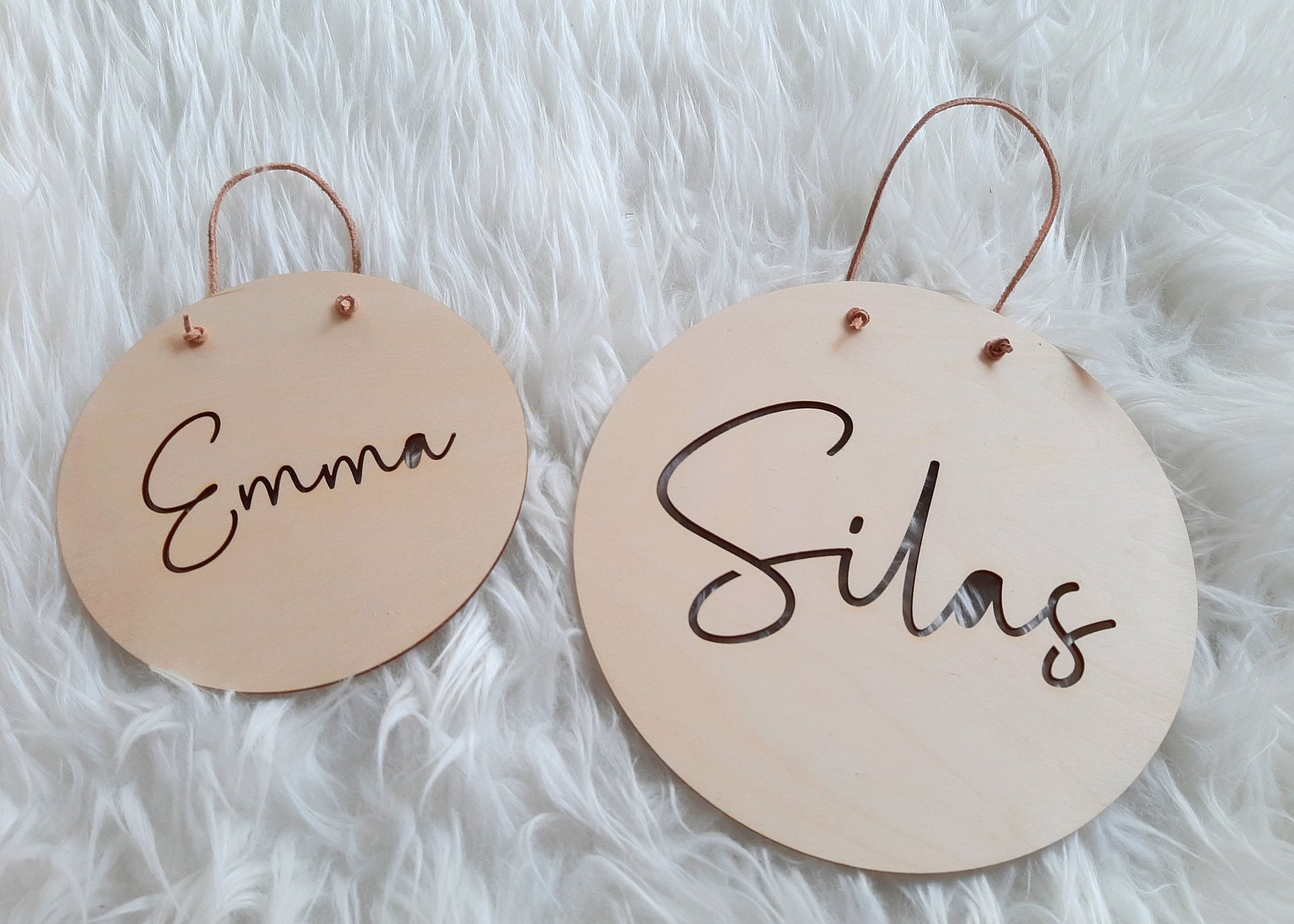 Namensschild aus Holz - Name ausgestanzt - Holzschild mit Namen Rund Größe 15 or 20 cm - personalisiertes Schild mit Wunschname Holzgravur