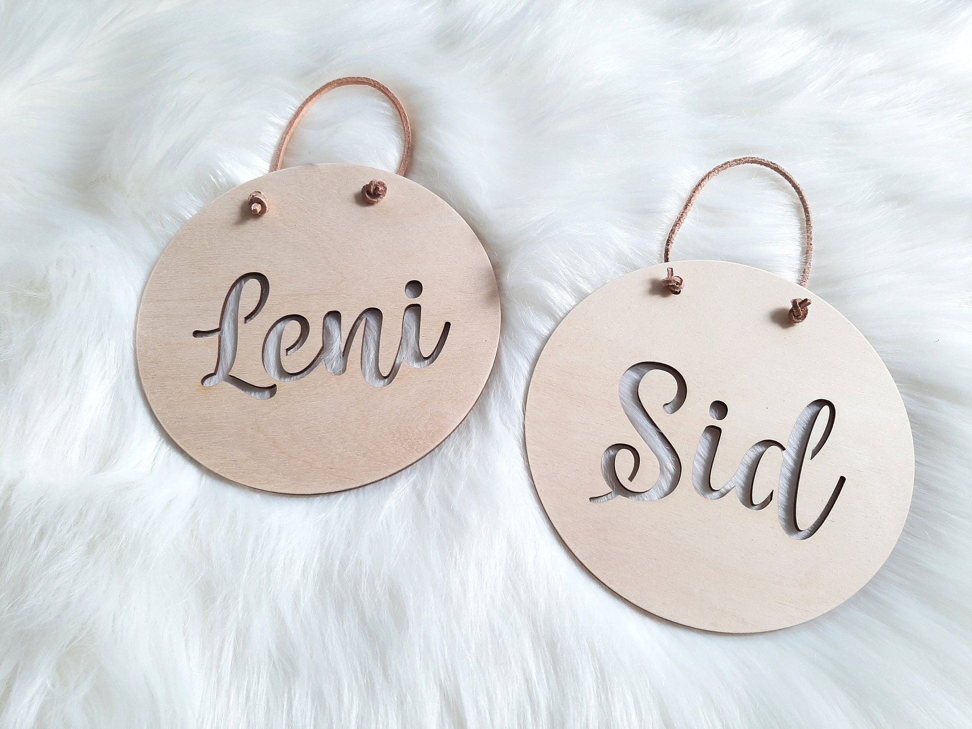 Holzschild mit Namen geschwungen - Namensschild aus Holz - Name ausgestanzt - Rund Größe 15 or 20 cm personalisiertes Schild mit Wunschname