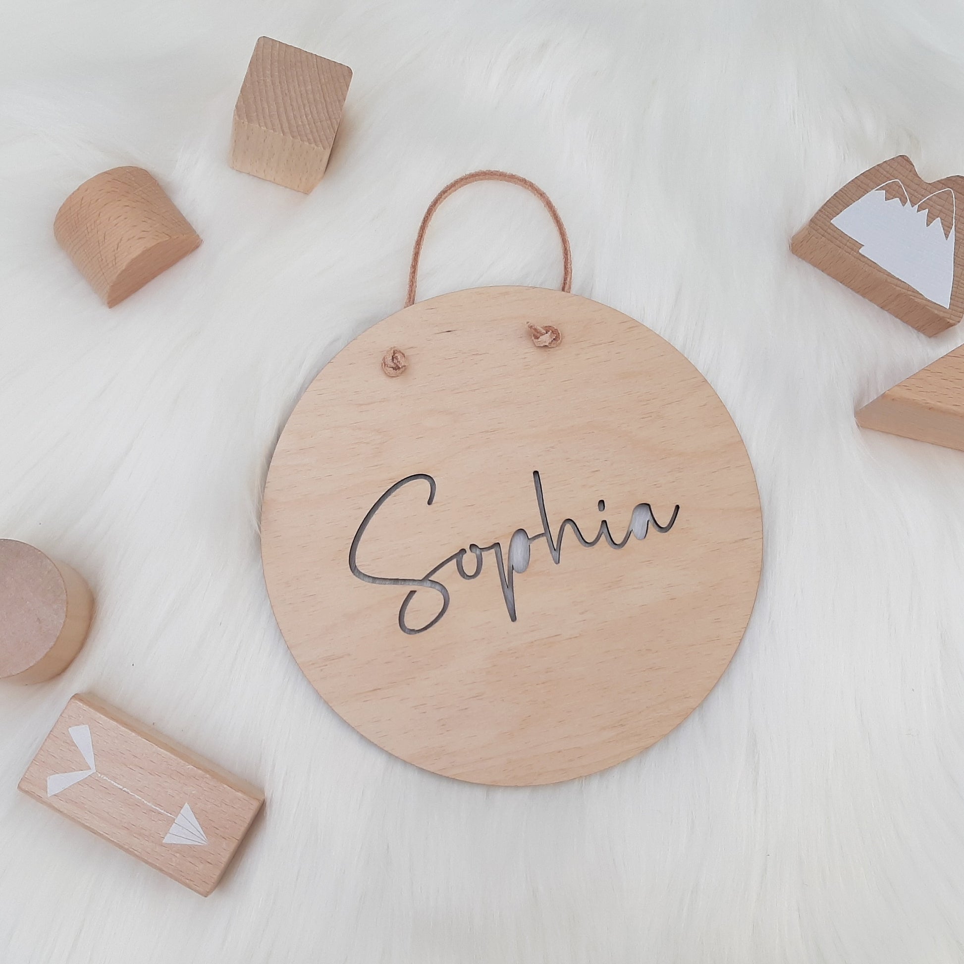 Namensschild aus Holz - Name ausgestanzt - Holzschild mit Namen Rund Größe 15 or 20 cm - personalisiertes Schild mit Wunschname Holzgravur