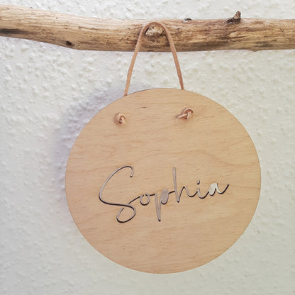 Namensschild aus Holz - Name ausgestanzt - Holzschild mit Namen Rund Größe 15 or 20 cm - personalisiertes Schild mit Wunschname Holzgravur