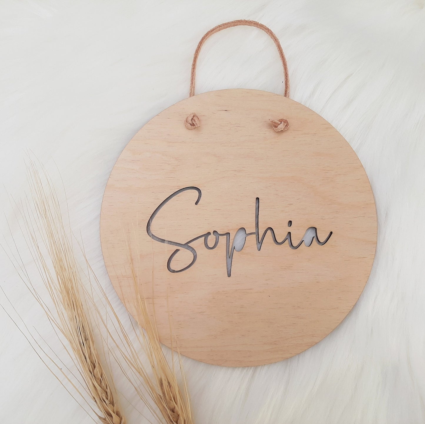 Namensschild aus Holz - Name ausgestanzt - Holzschild mit Namen Rund Größe 15 or 20 cm - personalisiertes Schild mit Wunschname Holzgravur