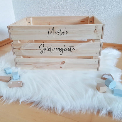 Geburtstagskiste mit Name zum selbst Befüllen | Geschenkidee Räuberkiste / Überraschungskiste/ Schatzkiste | personalisierte Aufkleber - SelfmadeStudio