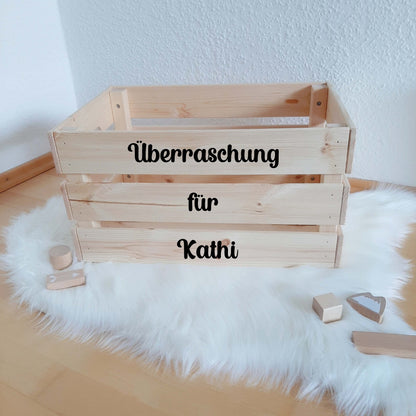 Geburtstagskiste mit Name zum selbst Befüllen | Geschenkidee Räuberkiste / Überraschungskiste/ Schatzkiste | personalisierte Aufkleber - SelfmadeStudio