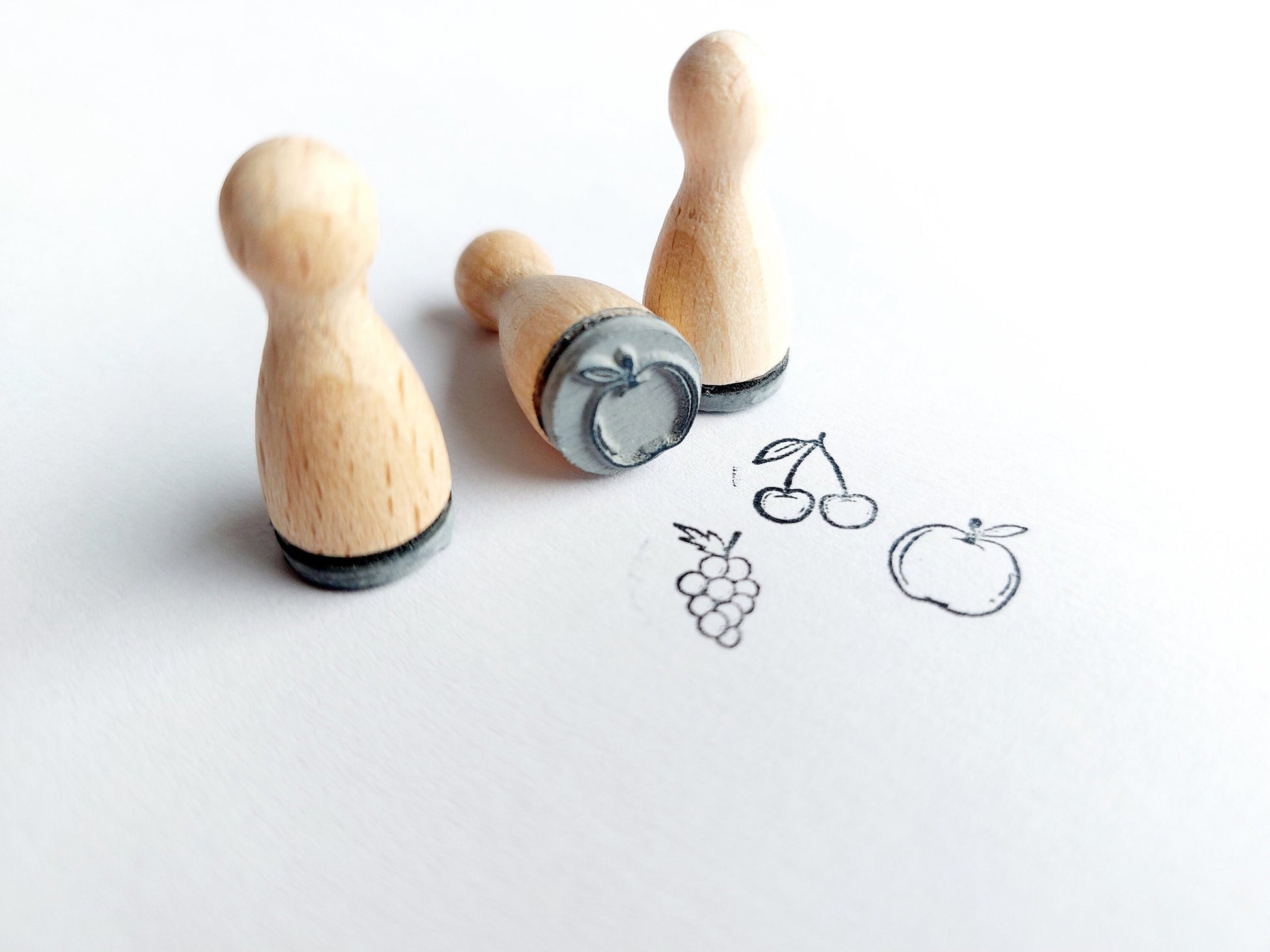 Ministempelset Obst - Essen | 3 Stempel mit 12mm Durchmesser | Holzstempel Obst Essen Symbole | Apfel | Traube | Kirsche