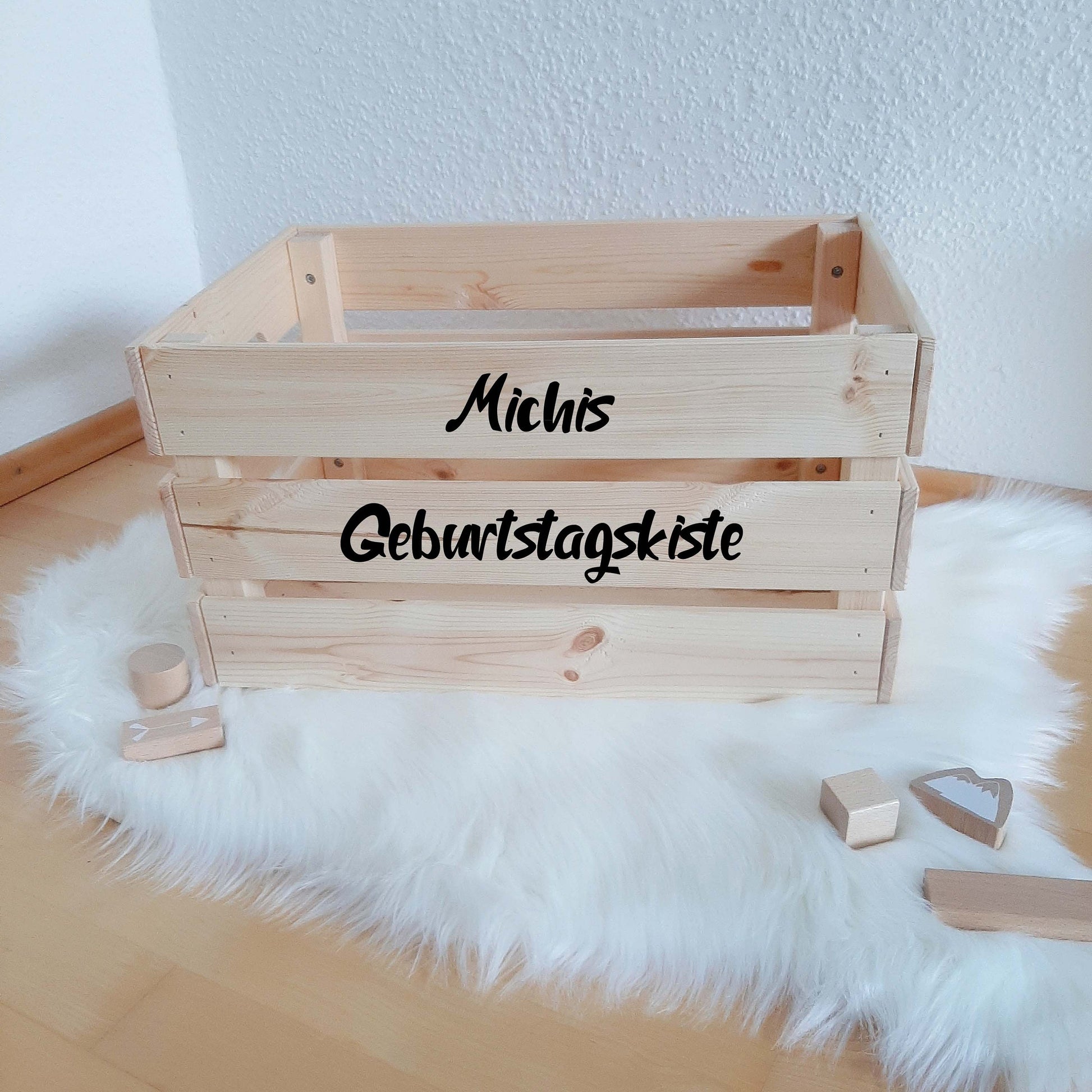 Geburtstagskiste mit Name zum selbst Befüllen | Geschenkidee Räuberkiste / Überraschungskiste/ Schatzkiste | personalisierte Aufkleber - SelfmadeStudio