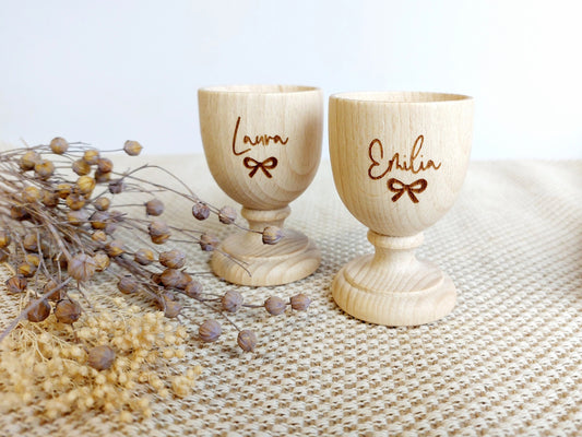 Eierbecher Kelch mit Name + Symbol | Personalisierter Eierbecher zu Ostern | Holz Geschenk | Frühstücks Becher | Natur Holz gedrechselt