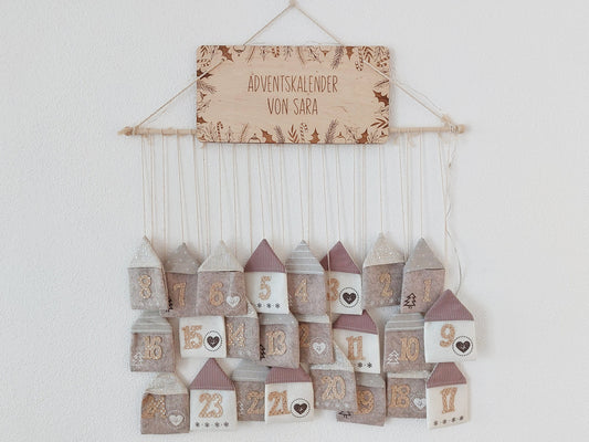 Filz Adventskalender mit personalisiertem Holz Schild | Zum selbst Befüllen | Holzschild mit Name | 24 Filz Häuschen | Weihnachtskalender