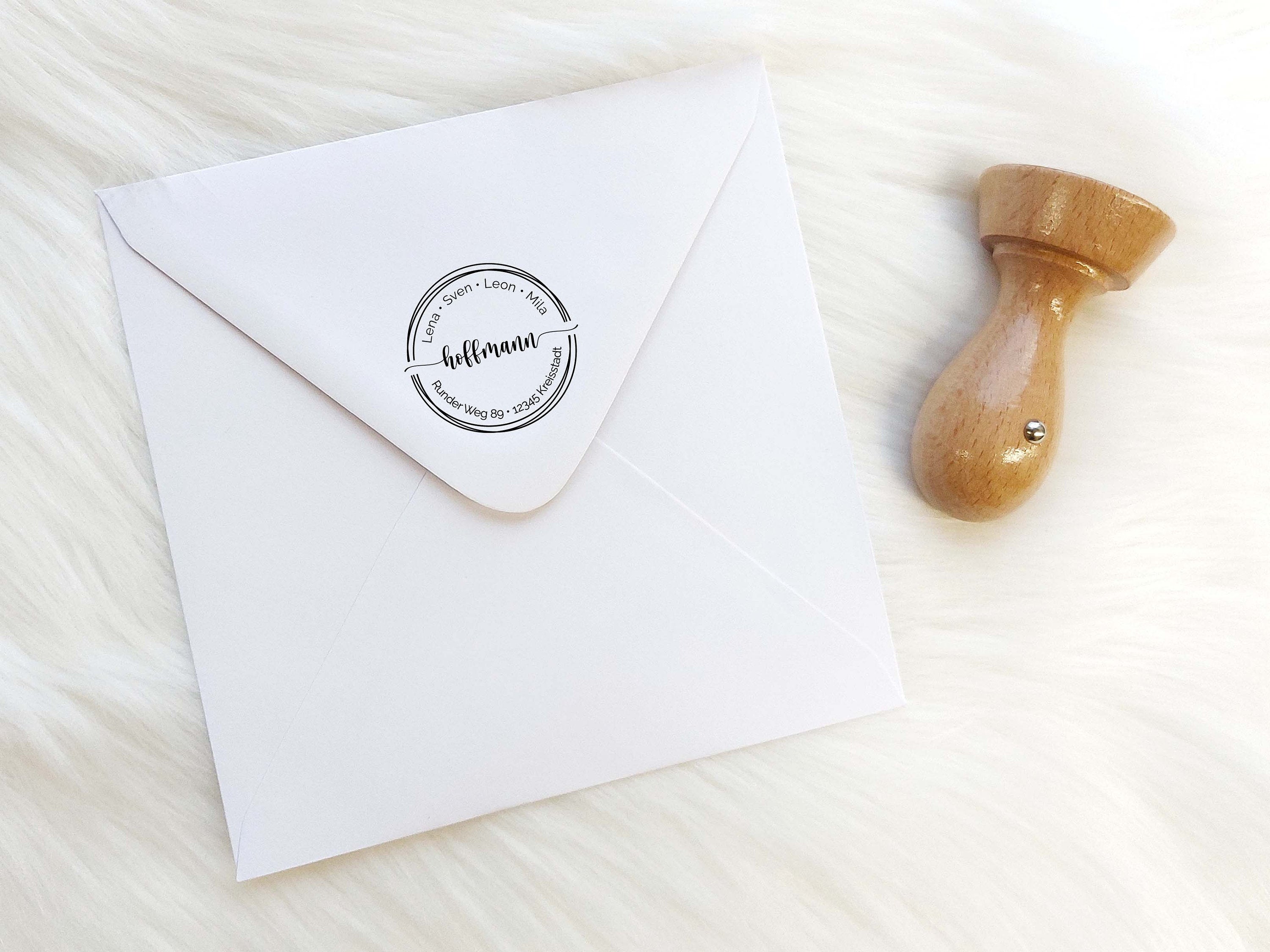 Persönlicher Adressstempel Mit Angler-Motiv - Runder Holzstempel, 40 Mm, Lasergraviert, Inkl. Wunschtext