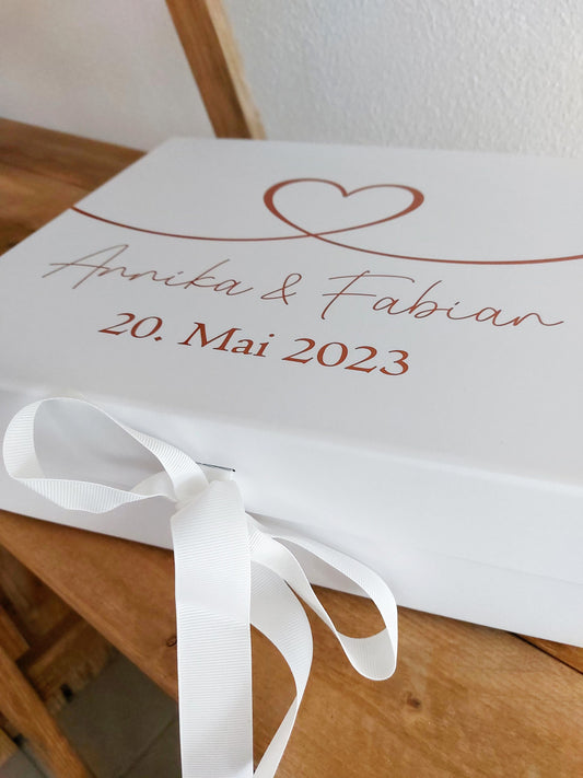 Geschenkbox Hochzeit mit Herz & Schleife | personalisierte Box mit Brautpaar Namen und Datum | Hochzeitsgeschenk zum selbst befüllen | Kiste - SelfmadeStudio