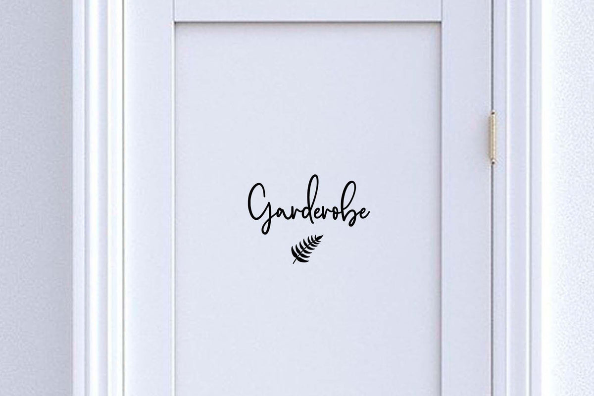 Produktbeispiel Türaufkleber selbstklebend  Garderobe Schrift 3 mit Symbol Zweig in schwarz. Mit dem Möbeltattoo wissen deine Gäste sofort, wo sie ihre Kleidungsstücke und Schuhe abstellen können. Liebevoll hergestellt von SelfmadeStudio