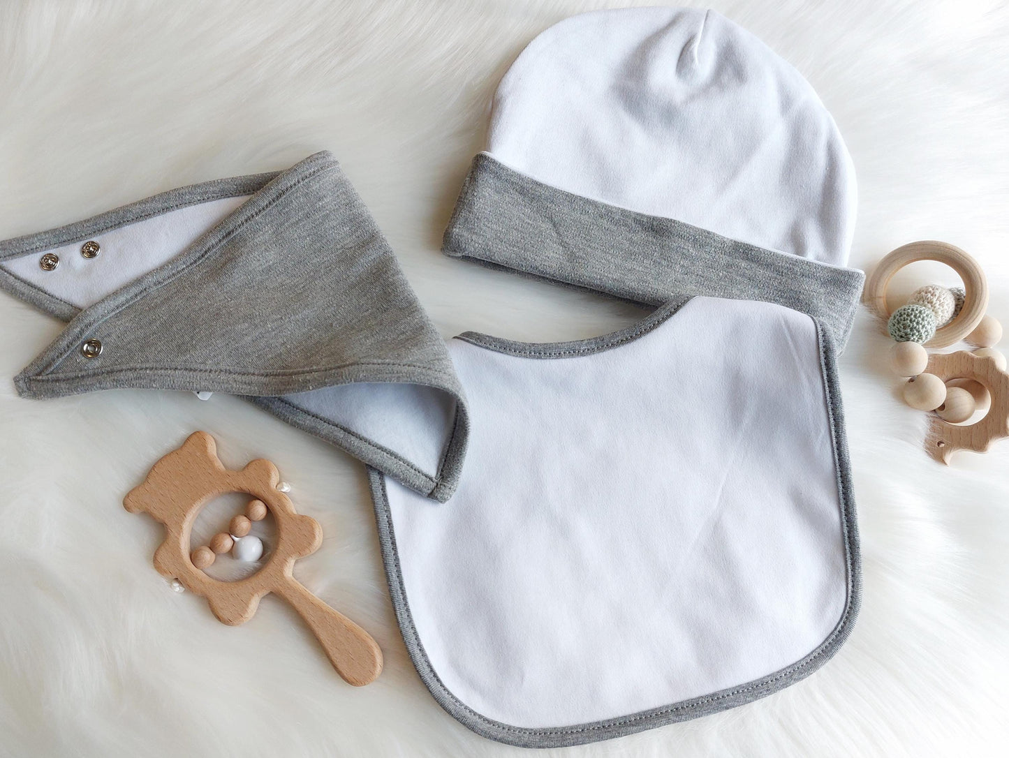 personalisiertes Babyset hier blanko abgebildet: Dreicktuch grau mit weißer Rückseite, Baby Mütze weiß mit grauem Einschlag, Baby Lätzchen mit grauem Saum. Im Set oder einzeln erhältlich. Geschenk für werdende Eltern, Geschenke zur Geburt oder Taufe